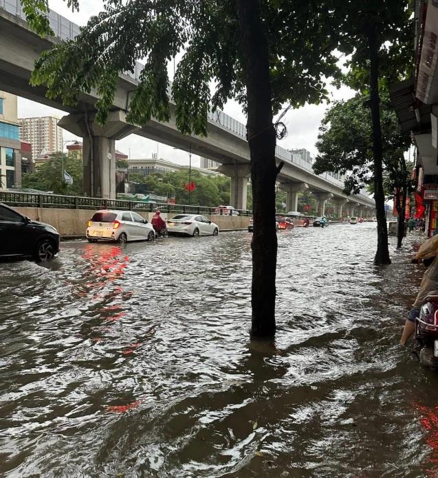 Chờ cứu hộ sau khi mắc kẹt ở vùng ngập
