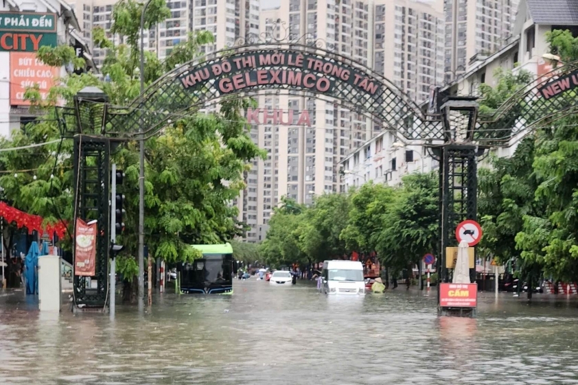 Dân cư gặp khó khăn khi di chuyển qua điểm ngập
