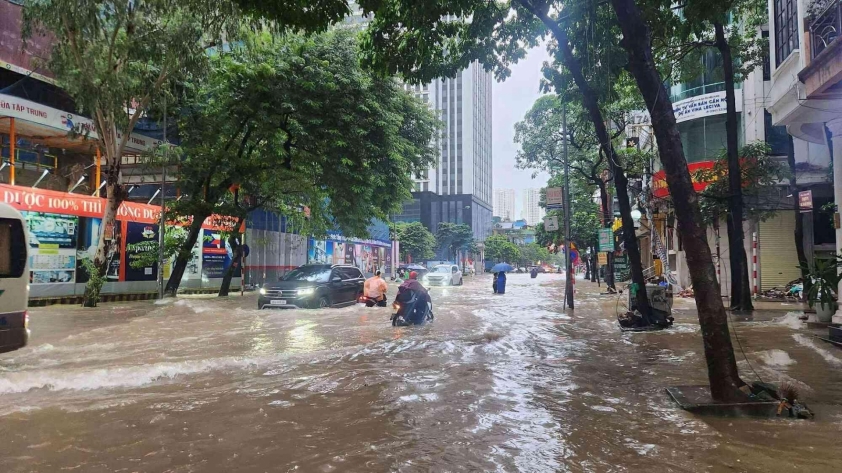 Nước ngập tại Hà Nội sáng 26/8