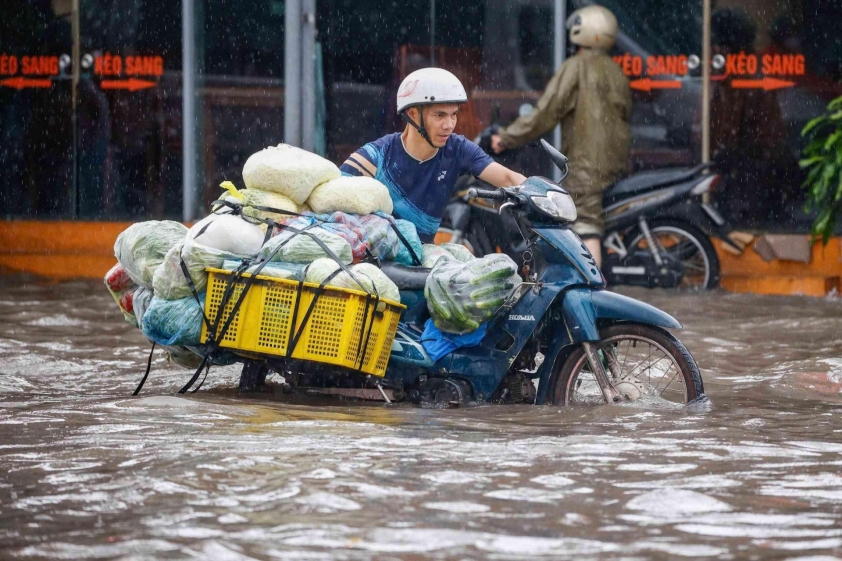 Giao thông tắc nghẽn do ngập úng