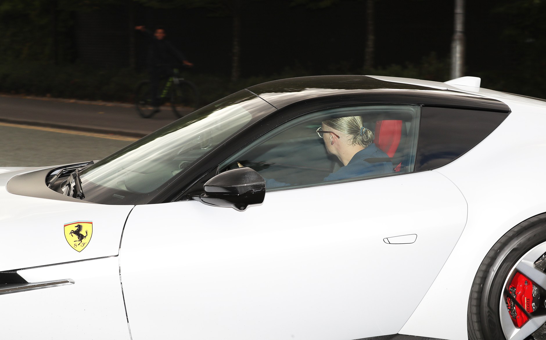 Ferrari V12 của Haaland tại bãi đỗ sân Etihad Campus