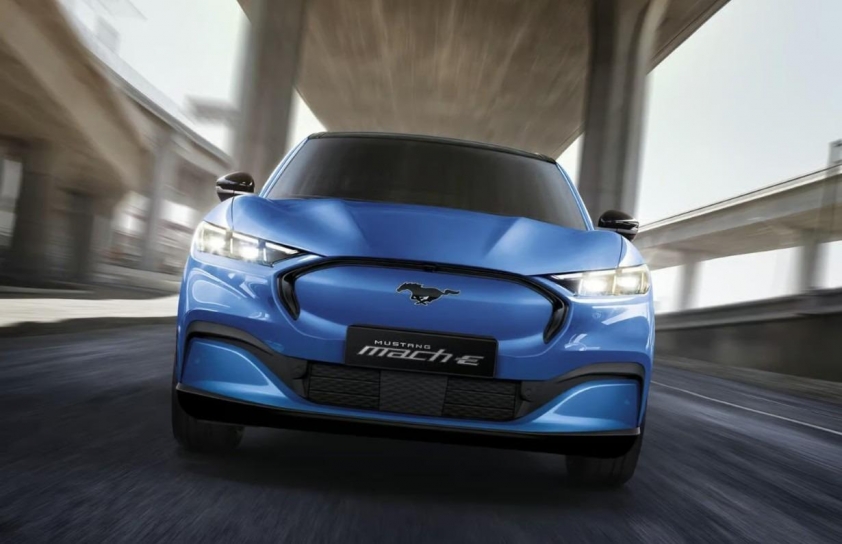 Ford Mustang Mach-E góc nhìn tổng thể