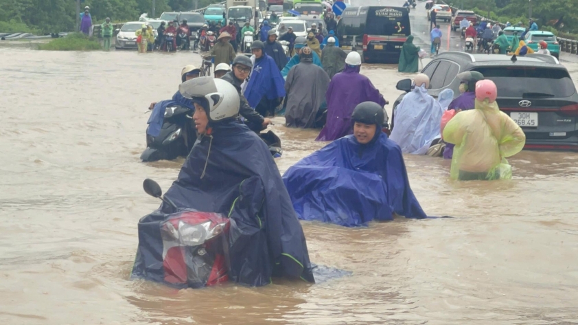 Khuyến cáo người dân hạn chế ra ngoài