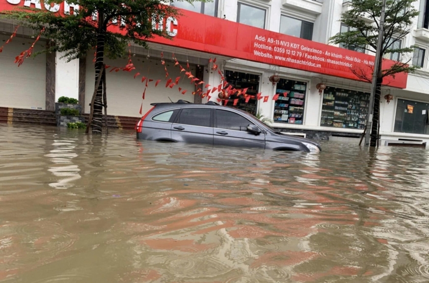 Xe ô tô bị ngập nước sau mưa lớn
