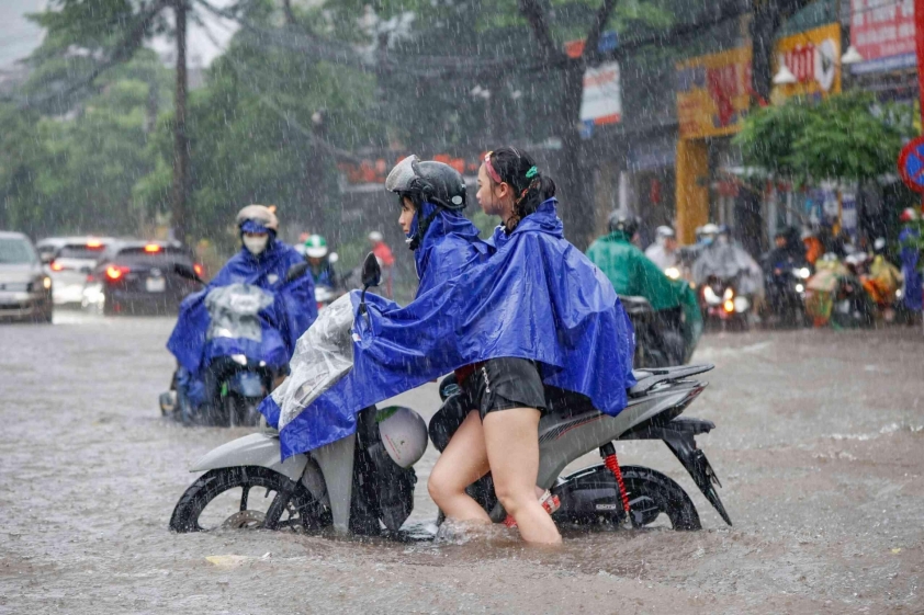 Phố ngập sâu gây khó khăn giao thông