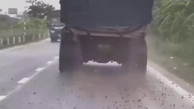 Xe tải chở đất đá bị rơi vãi trên đường