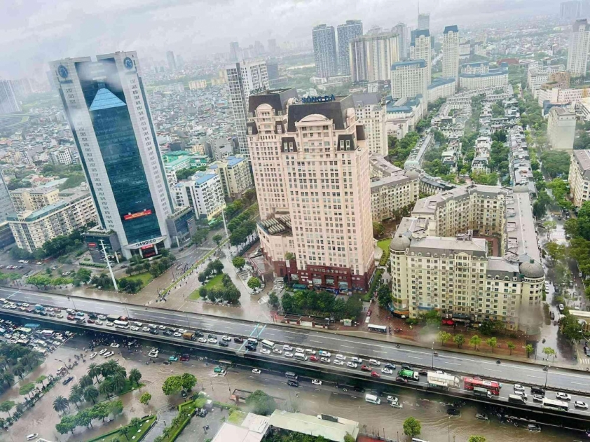 Hầm chui bị ngập tại Đại lộ Thăng Long