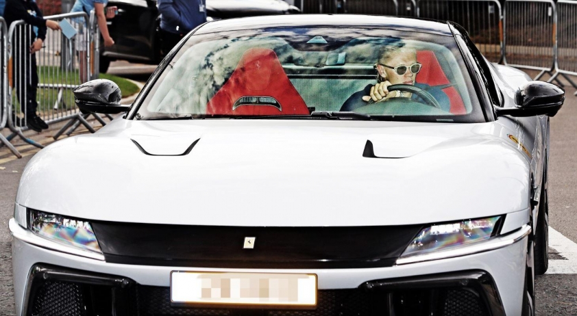 Haaland bên chiếc Ferrari 12Cilindri