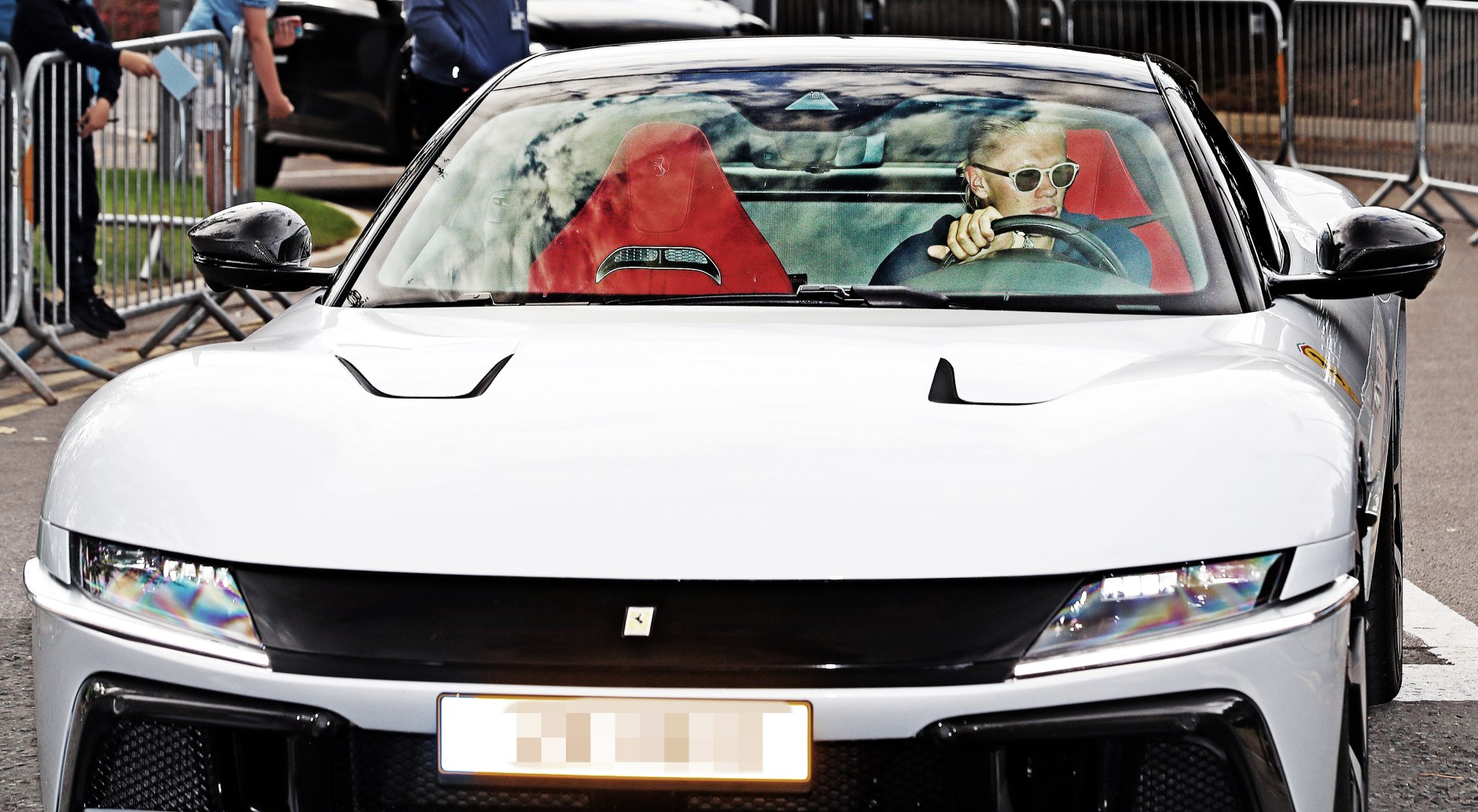 Erling Haaland lái xế hộp Ferrari 12Cilindri đến sân tập