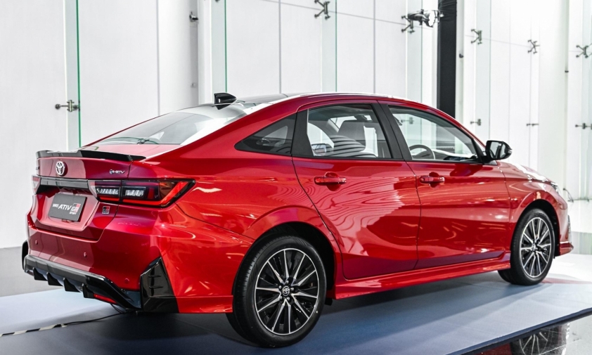 Khoang lái Toyota Vios Hybrid