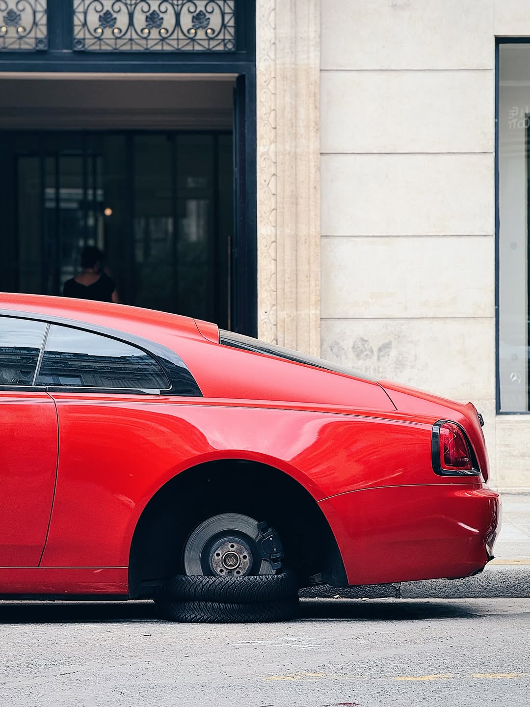 Rolls-Royce Wraith mất bánh chống trộm