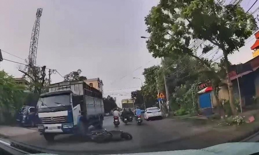 Tình huống xe máy phanh gấp gây ngã trên quốc lộ 3