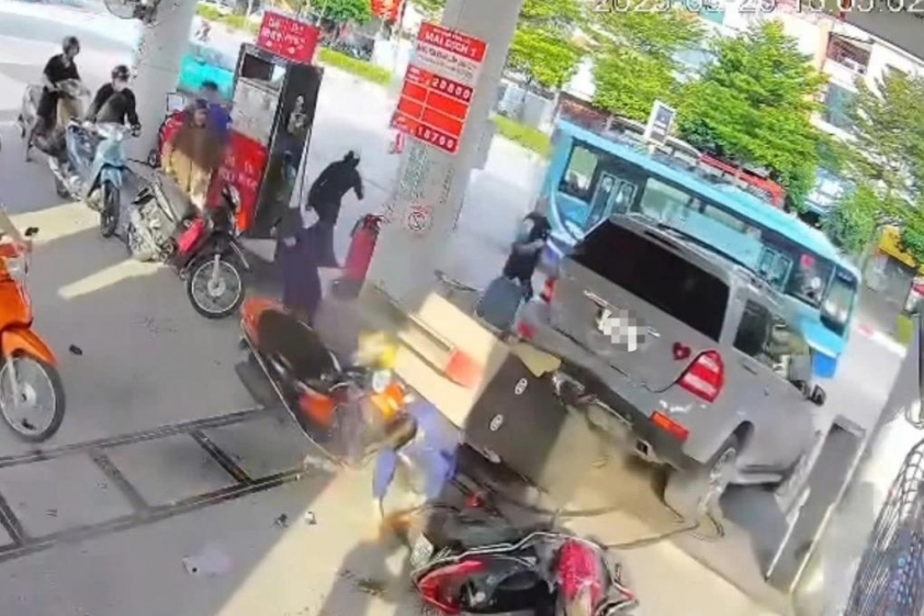 Hiện trường vụ cháy sau va chạm xe ô tô với cột bơm