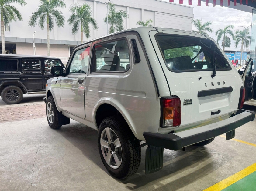 Lada Niva Legend chạy off-road