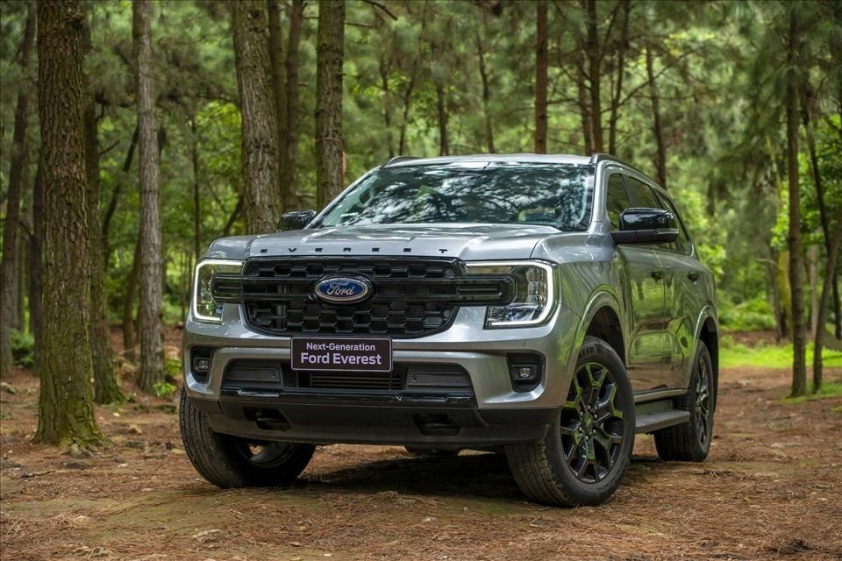 Ford Everest màu bạc