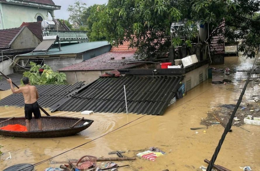 Di chuyển bằng thuyền khi nước ngập mái nhà