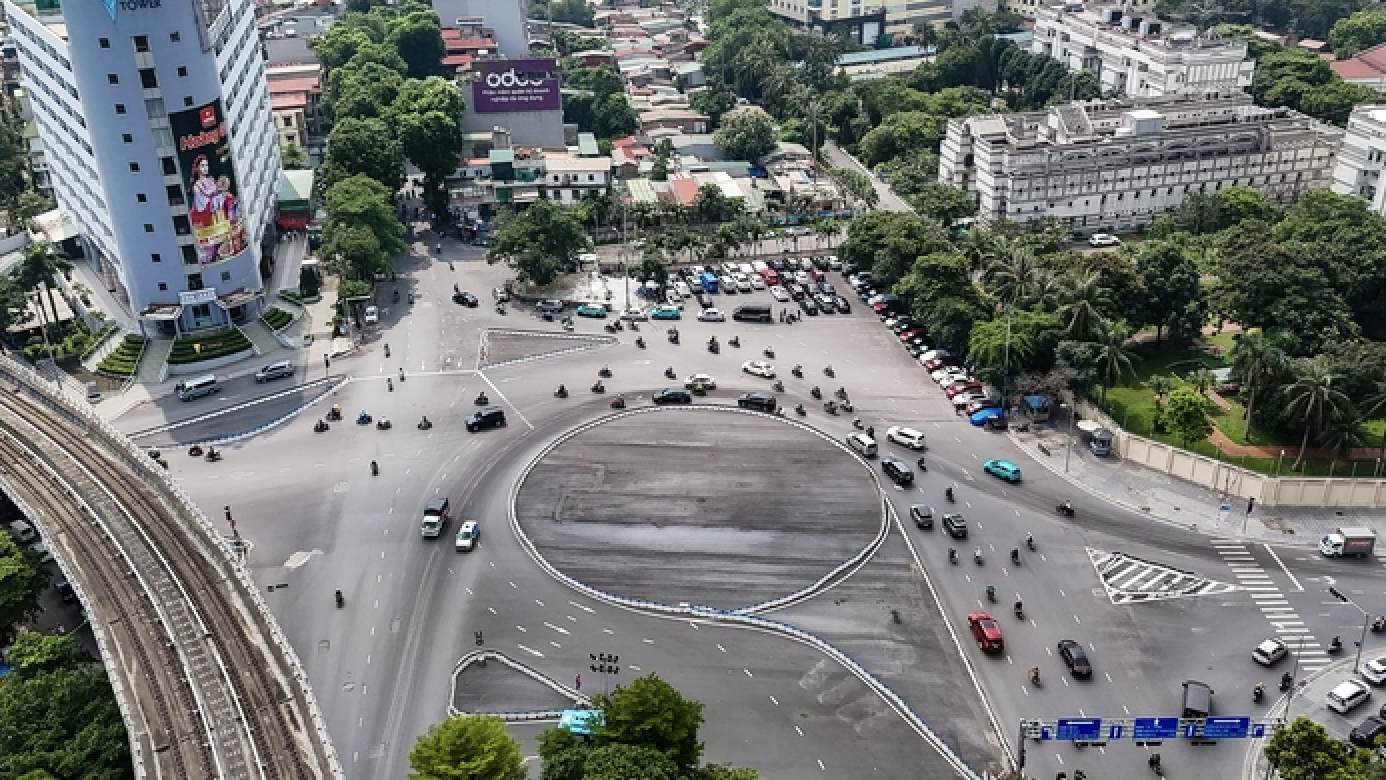 Bãi xe lắp đặt trạm sạc cạnh Đại sứ quán Nga