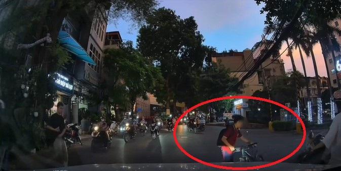 Nam sinh buông hai tay khi đi xe đạp tại Hà Nội