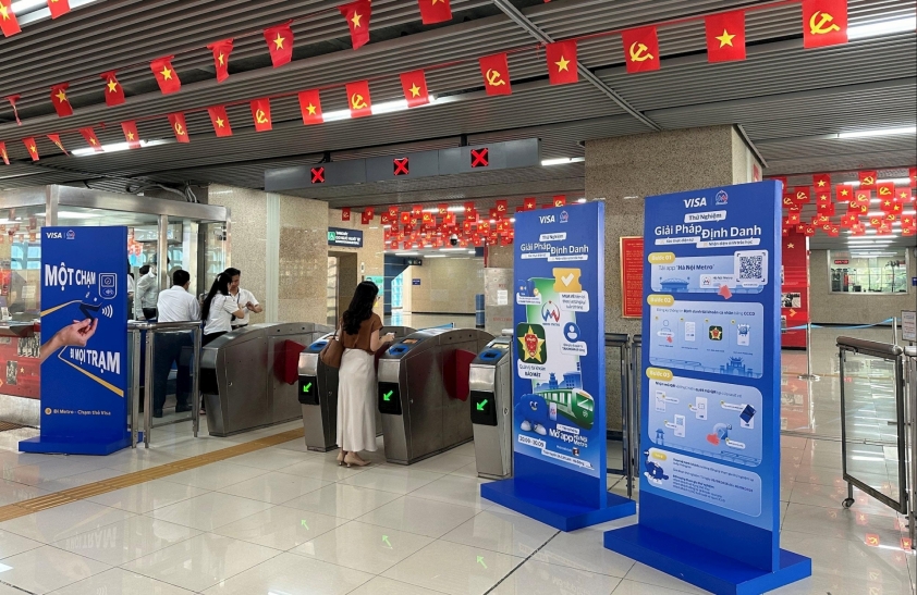 Hành khách trải nghiệm công nghệ định danh điện tử tại ga Cát Linh