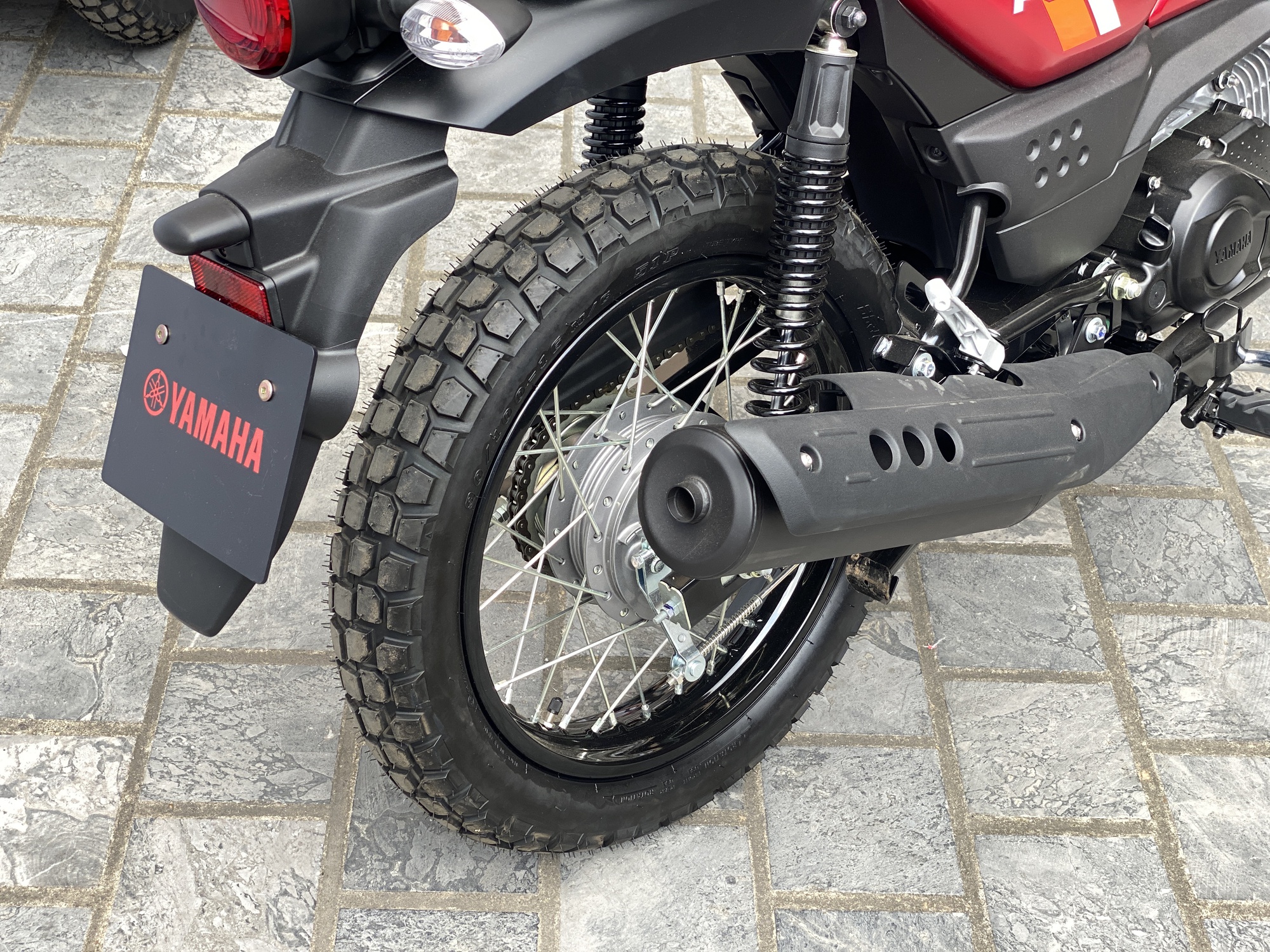 Thiết kế mặt trước xe phong cách scrambler cổ điển