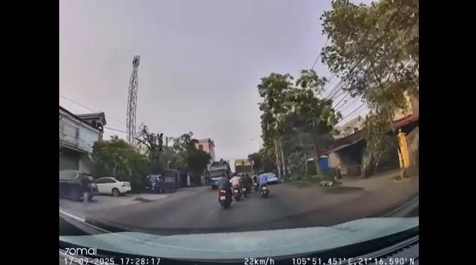 Người lái xe tay ga tập luyện kỹ năng phanh đúng cách