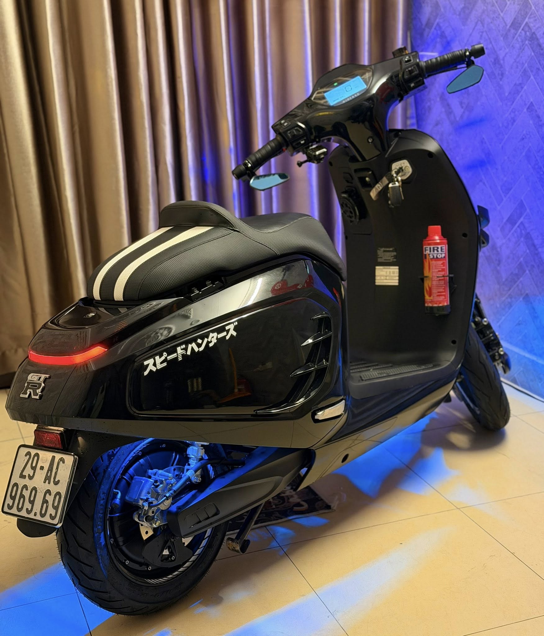 Ngoại thất xe với yên đơn, khe gió sườn và bình cứu hỏa nhỏ