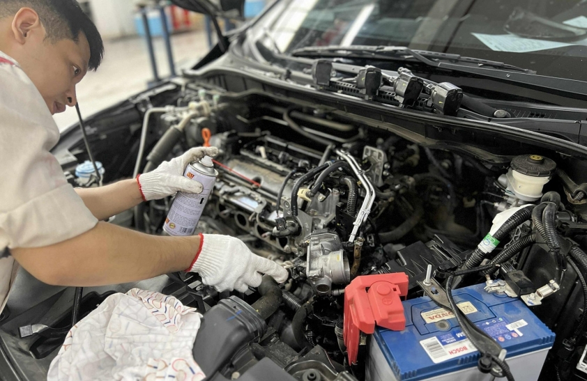 Cửa hàng sửa xe máy đông khách