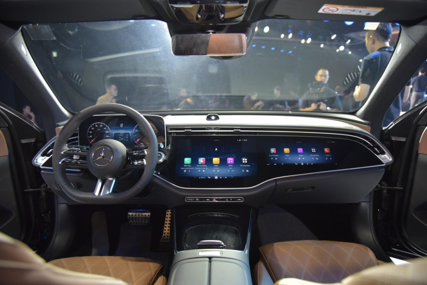 Nội thất phiên bản E 300 AMG