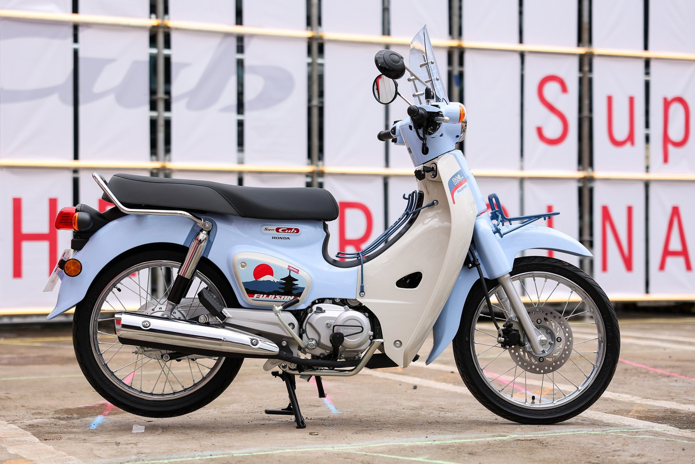 Đèn pha và cụm đồng hồ trên Super Cub Fujisan