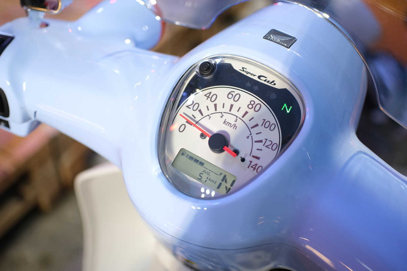 Gương tròn cùng thiết kế mặt đồng hồ analog