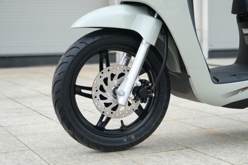 Xe máy điện trang bị hai pin