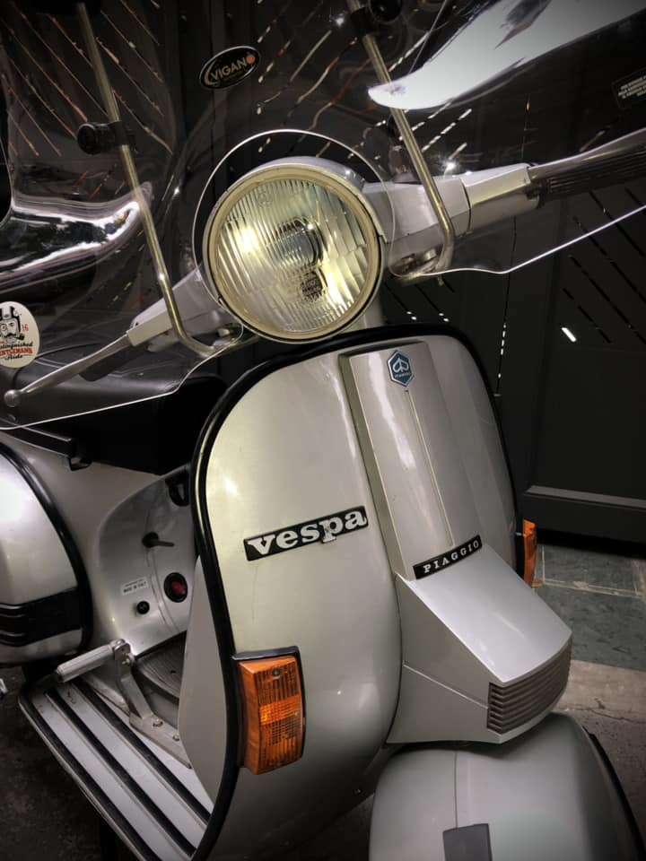Chi tiết thân xe Vespa PX150E