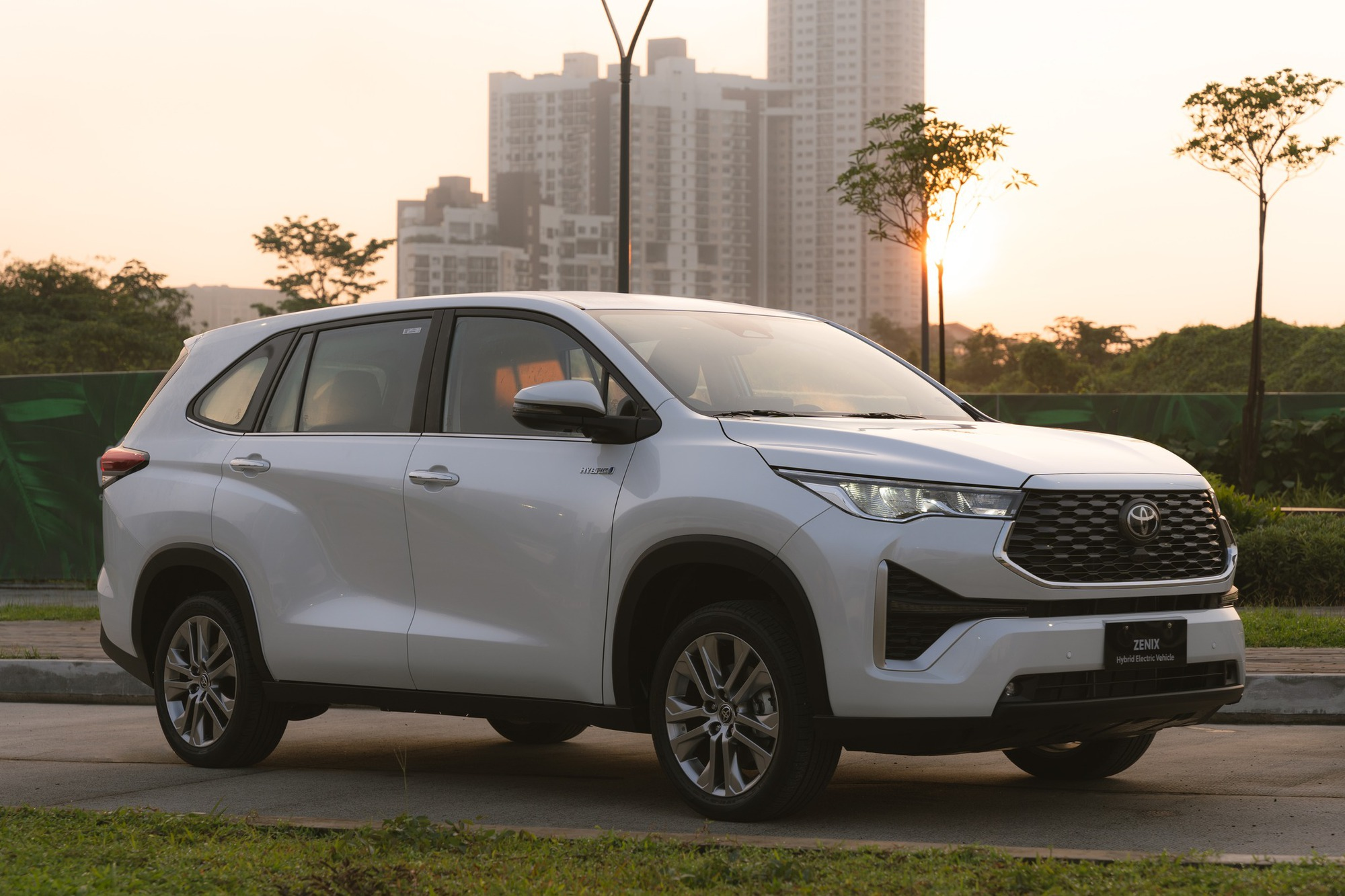 Đấu Limo Green, Toyota mang về Việt Nam xe Innova mới: Thiết kế không đổi nhưng giá rẻ hơn cả trăm triệu- Ảnh 1. Phiên bản giá rẻ của Innova Cross