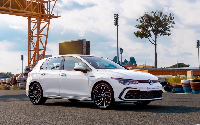 Phiên bản hiệu suất cao với dẫn động bốn bánh toàn thời gian