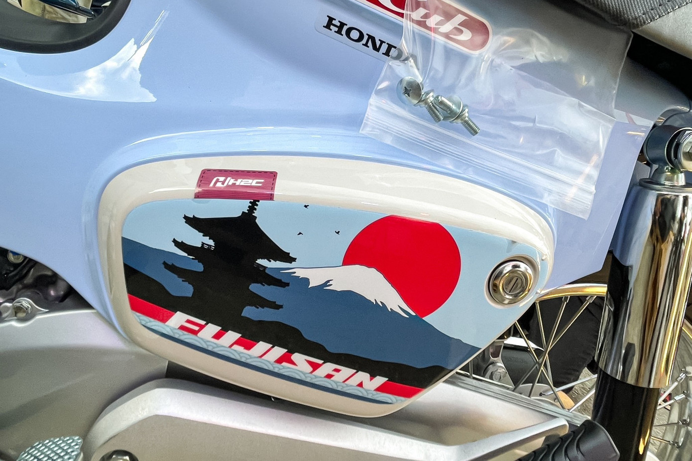 Phối màu xanh trắng đặc trưng trên Fujisan Limited Edition