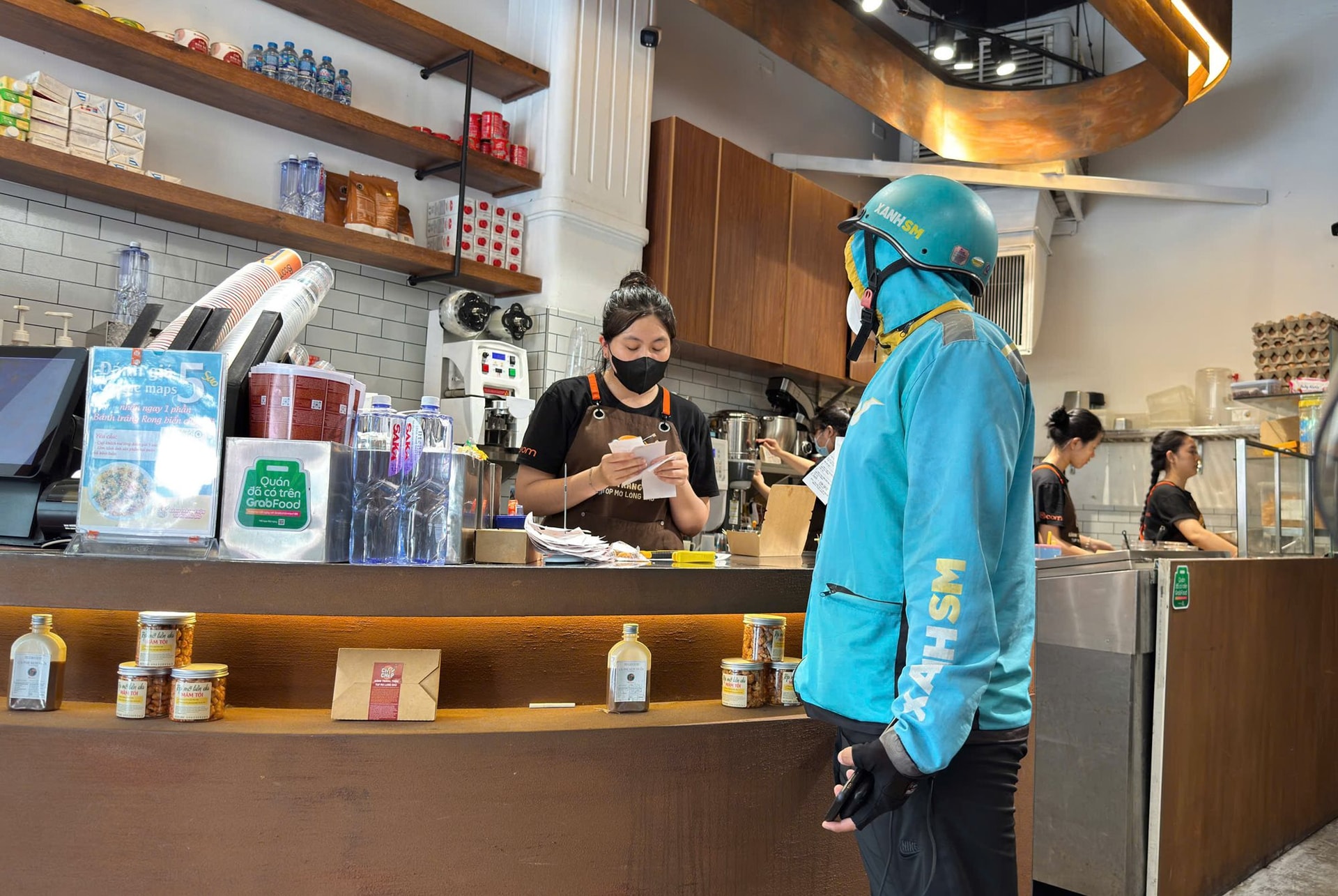 Tài xế Xanh SM chờ nhận đơn Tài xế Xanh SM tại quán cà phê TP.HCM