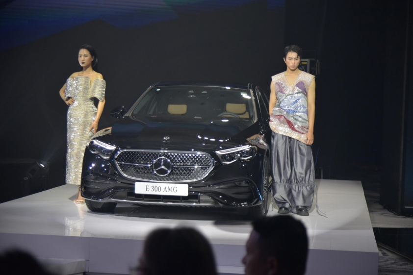 Ngoại thất phiên bản E 300 AMG