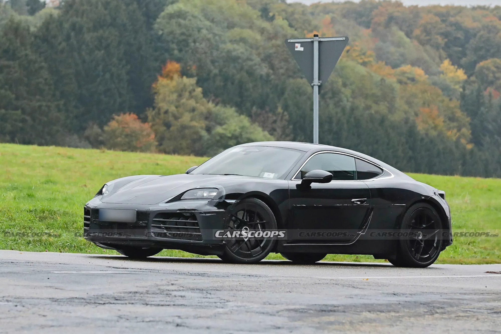 Porsche 718 EV chạy thử ngoài trời