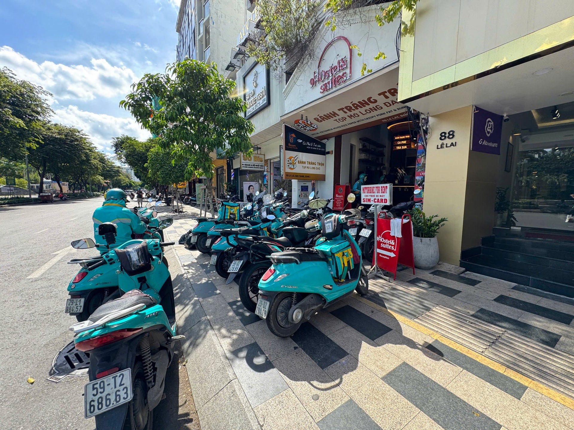 Đội xe điện Xanh SM tại điểm chờ đơn Nhóm tài xế nghỉ chân chờ đơn dưới nắng