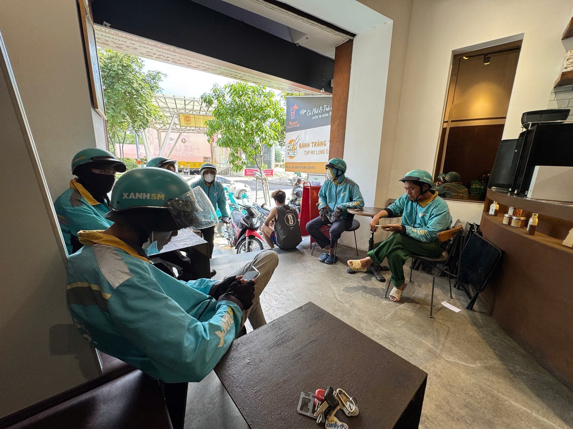 Xanh SM Ngon nhập cuộc Xe điện Xanh SM chờ nhận đơn tại quán ăn