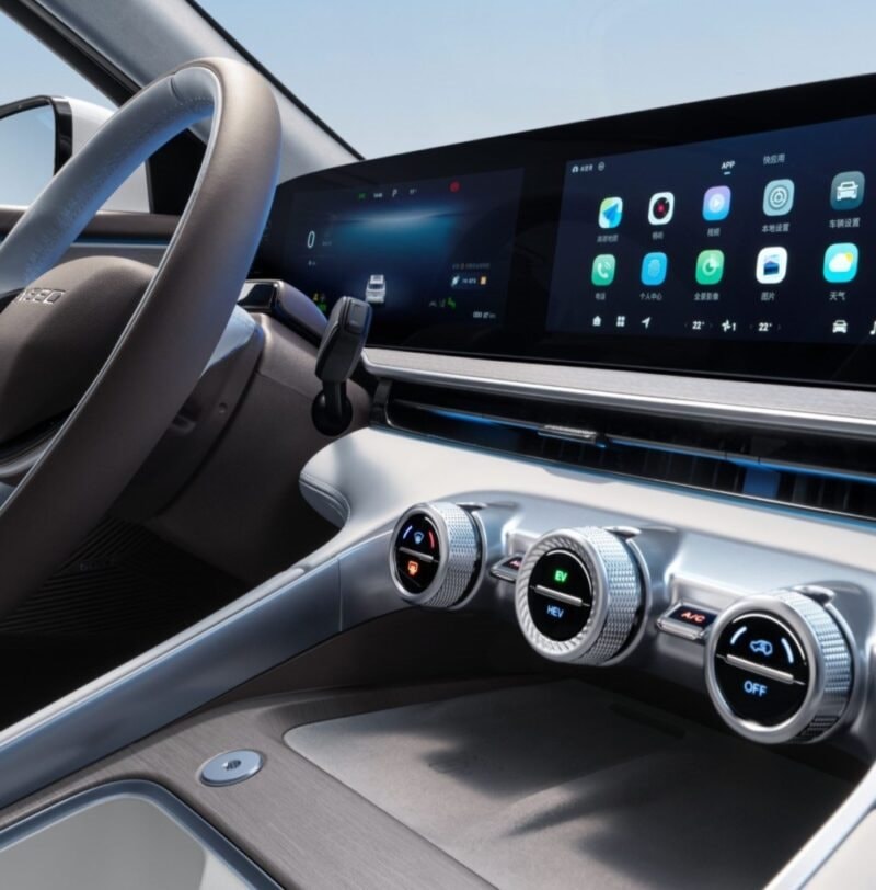 Khoang lái SUV với màn hình kép