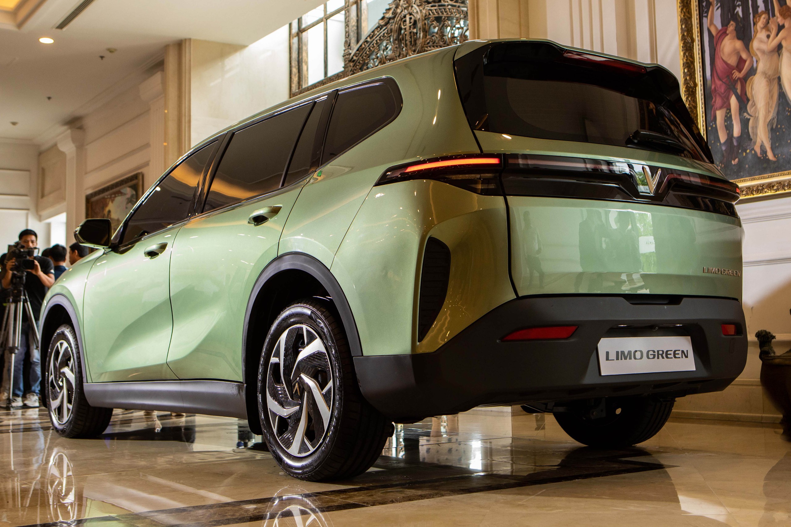 Kích thước VinFast Limo Green so với Toyota Innova Cross