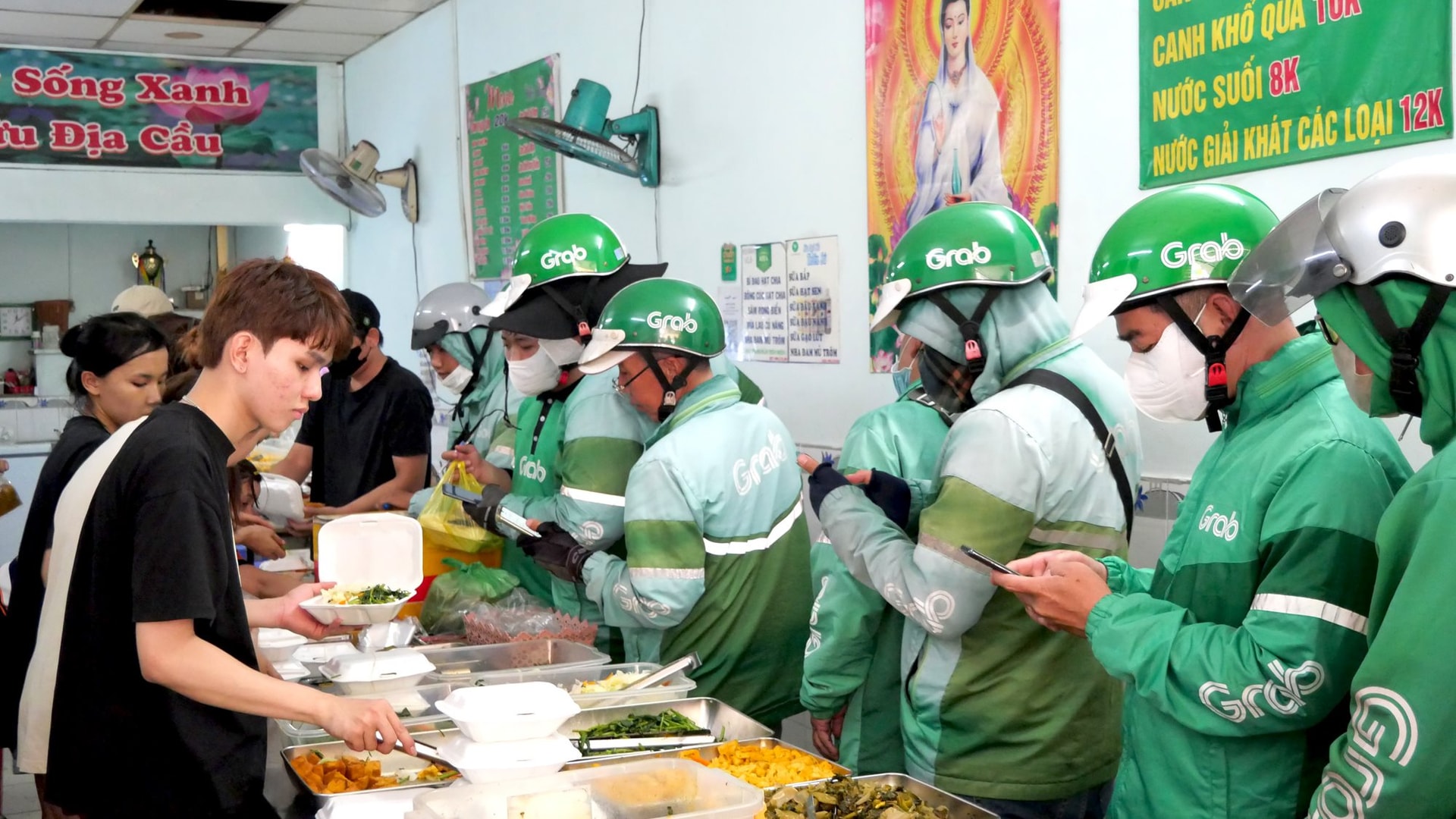 Đội ngũ tài xế Grab hiện diện nhiều tại TP.HCM Màu xanh của đội ngũ tài xế nổi bật tại các quán ăn