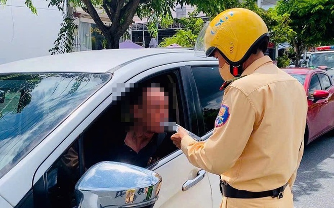 CSGT kiểm tra nồng độ cồn tại nhiều tuyến đường