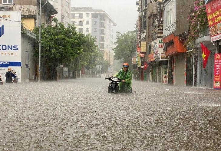 Xe máy chết máy giữa vùng ngập nước