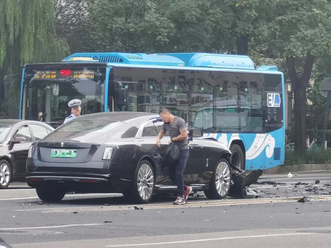 Chiếc Rolls-Royce đầu xe bẹp rúm