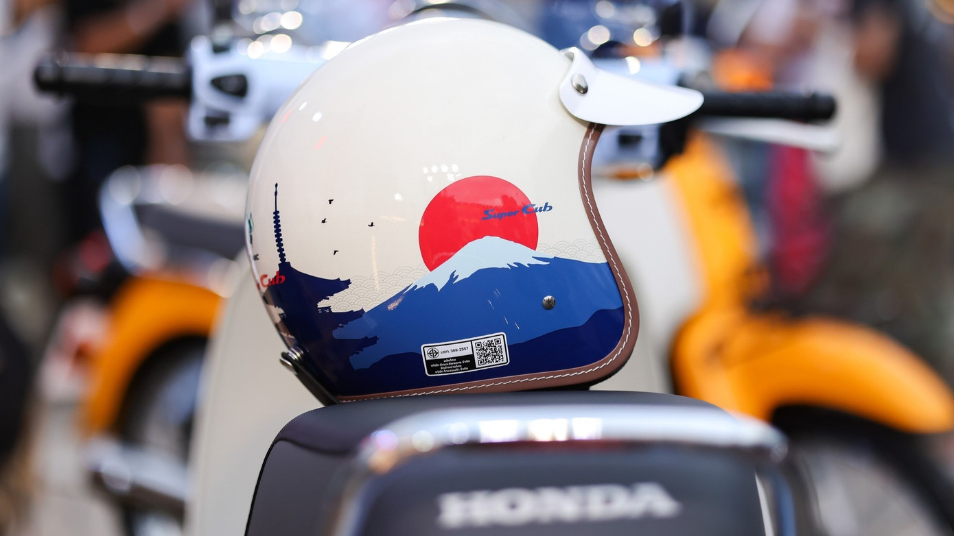 Áo khoác và mũ bảo hiểm đồng bộ với xe