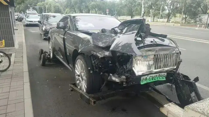 Đầu xe Rolls-Royce Spectre bị hư hại nghiêm trọng
