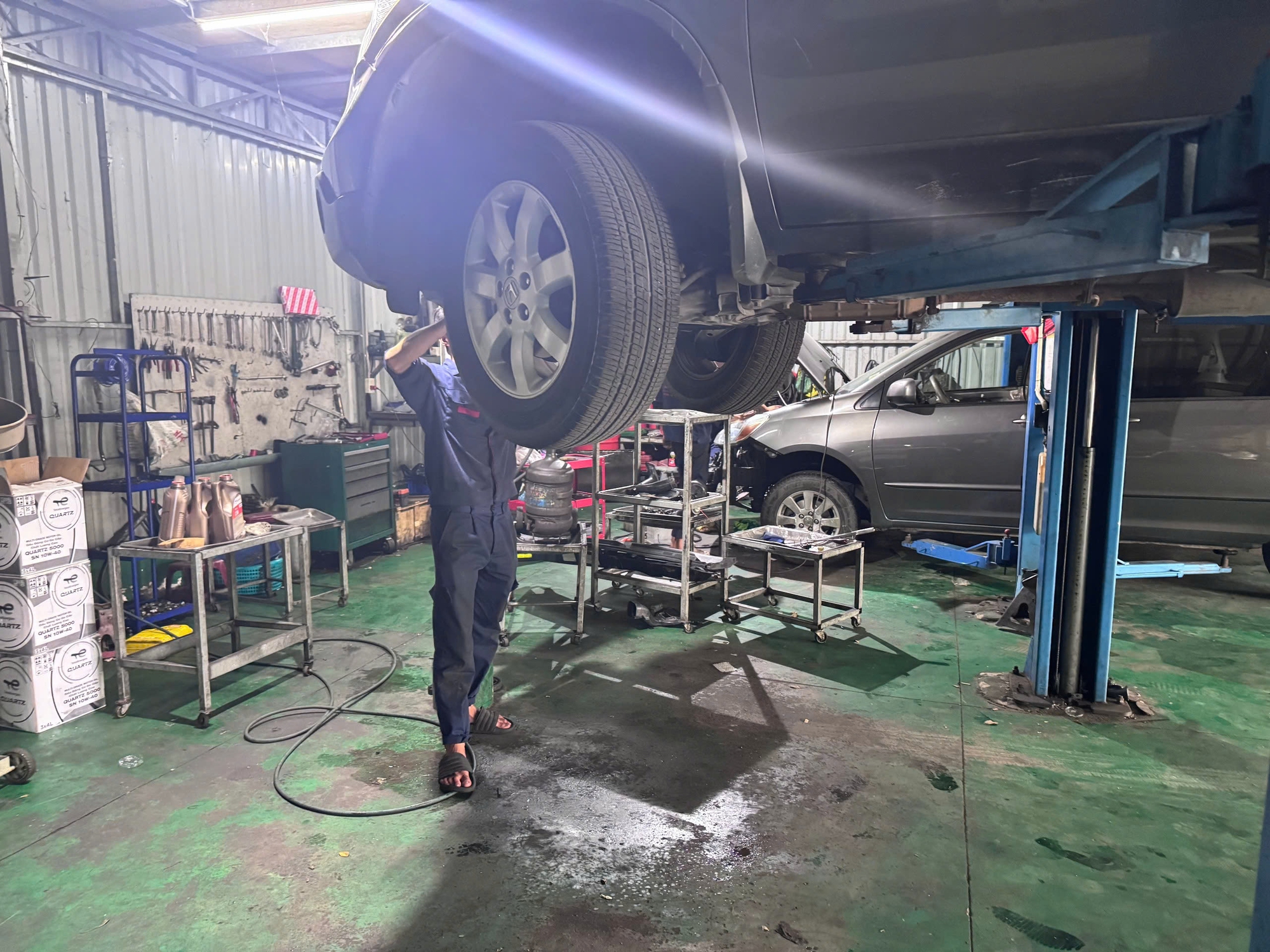 Xe điện di chuyển trong vùng ngập nước