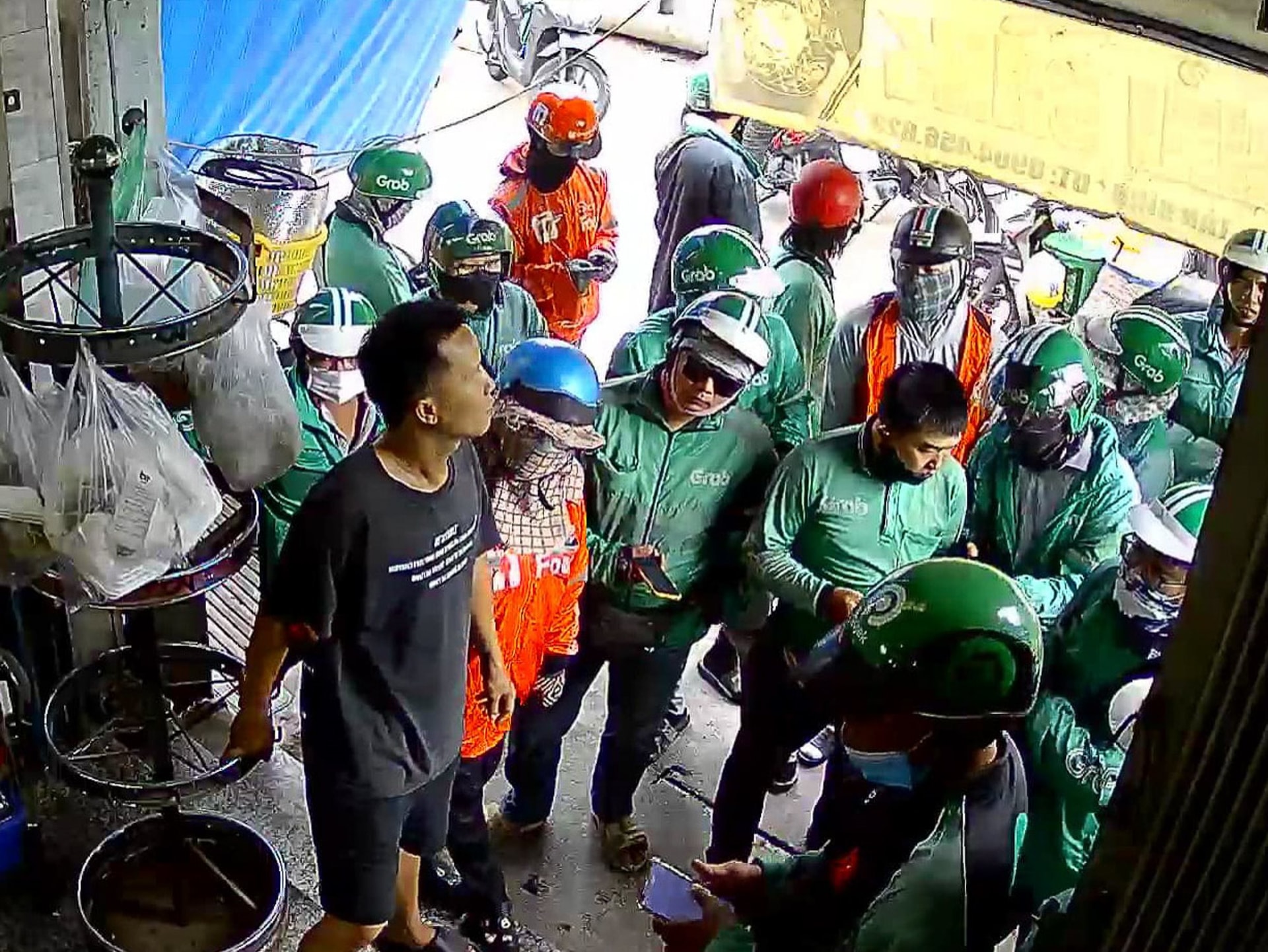 Tài xế Grab và ShopeeFood đông đúc trước quán ăn Quán ăn chật kín tài xế vào giờ cao điểm